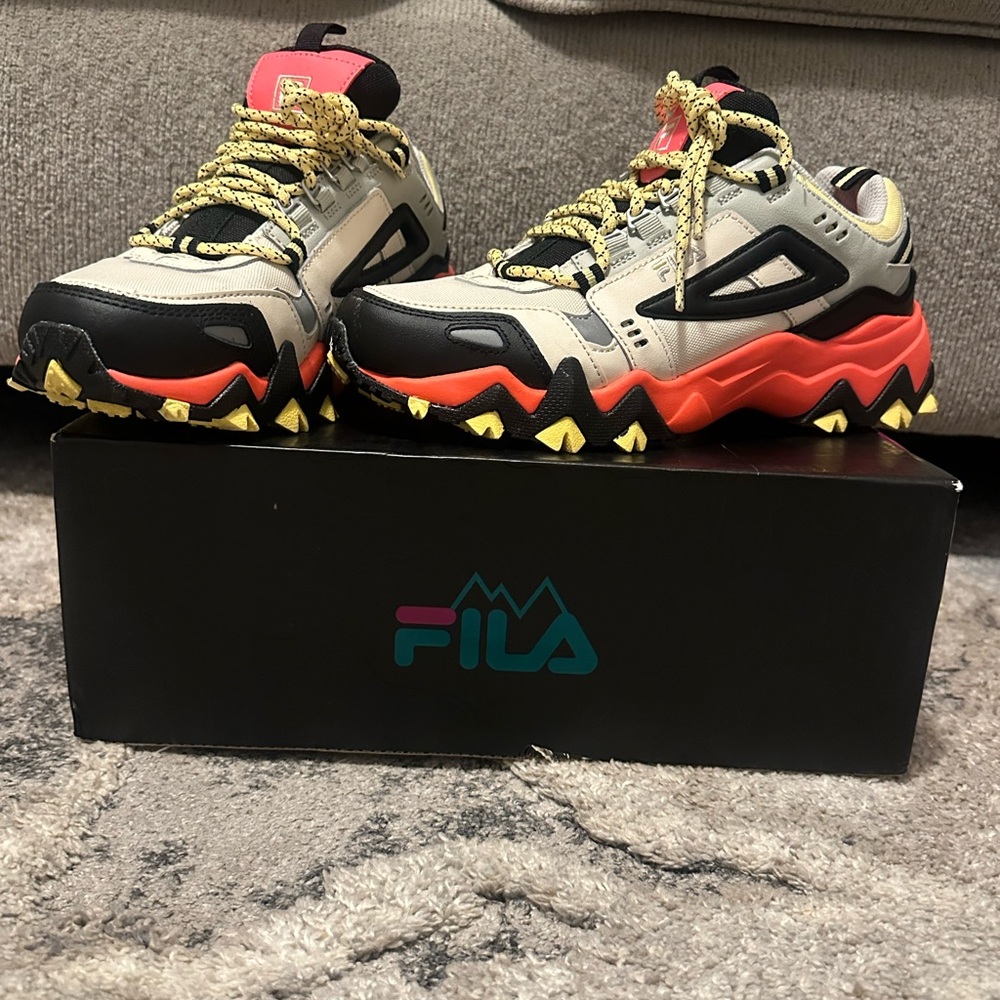 Fila Women's Oakmont TR Trail Sneaker Sz. 8.5(Used -Good Condition)